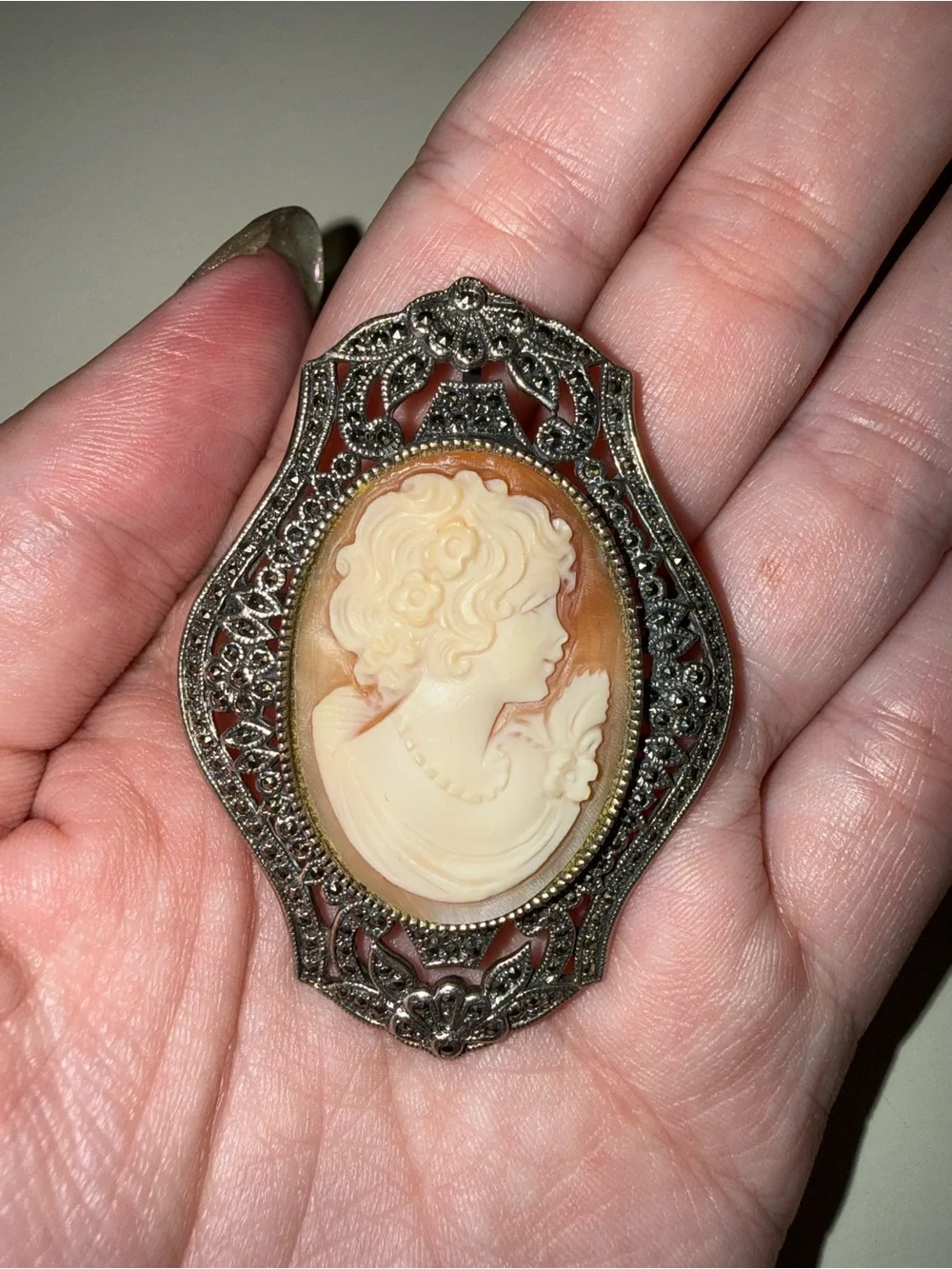 N/A complements carved filigree